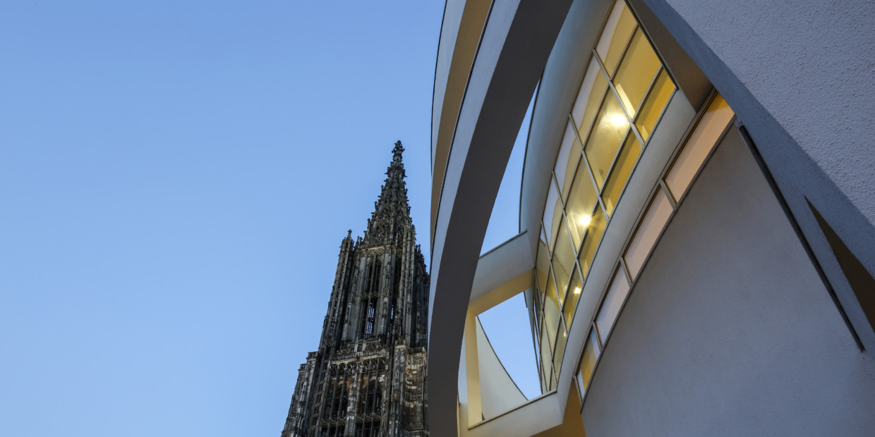 Stadthaus Ulm. Im Hintergrund das Ulmer Münster