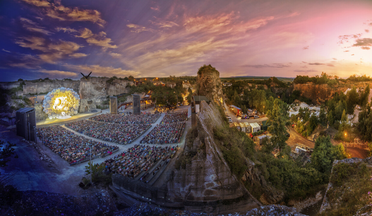 Das Festivalgelände von oben während der „Zauberflöte“ 2019