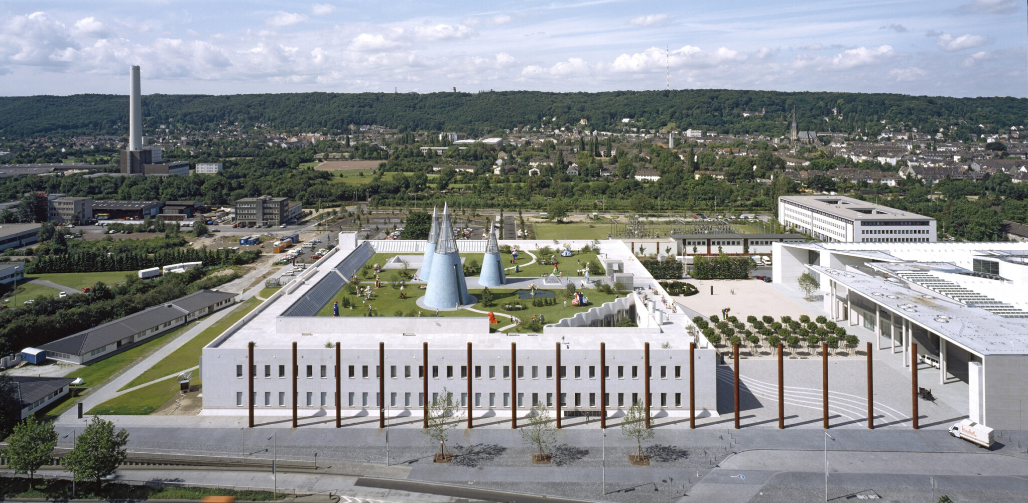 Ein Katalog, in dem die gleichnamige Ausstellung der Bundeskunsthalle Bonn nachklingt