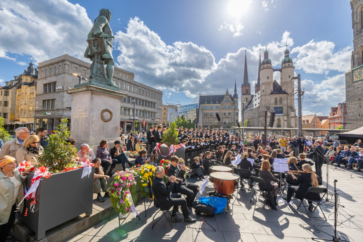 Feierstunde vor dem Händel-Denkmal auf dem Marktplatz in Halle