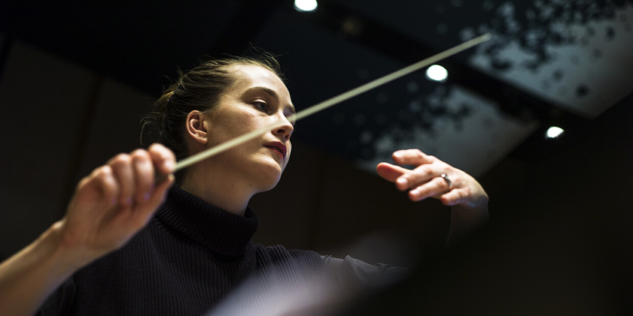 Elena Schwarz leitet die Uraufführung von Bernhard Langs „Dora“ an der Staatsoper Stuttgart