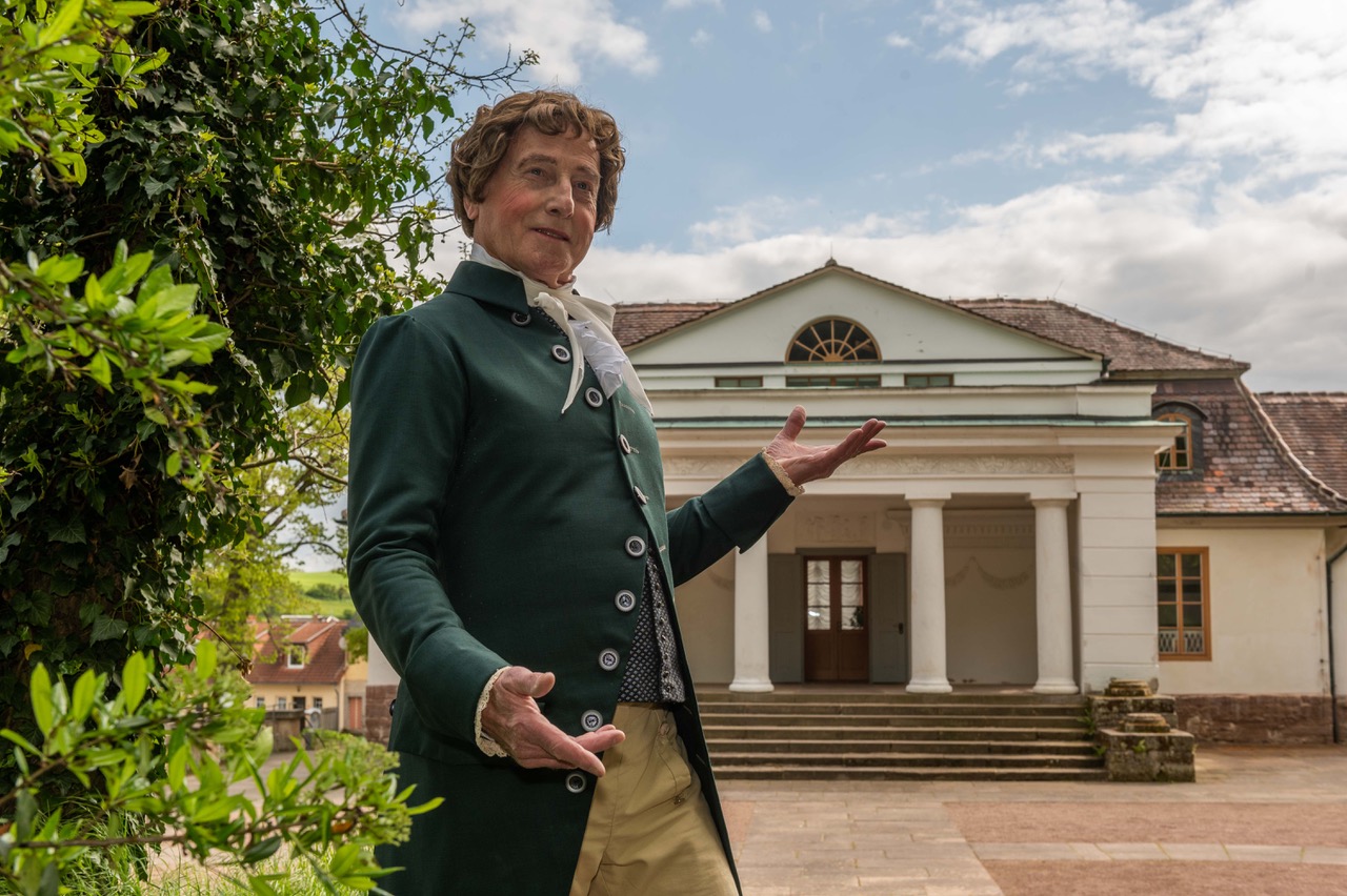 Liebhabertheater, Außenansicht mit Schauspieler