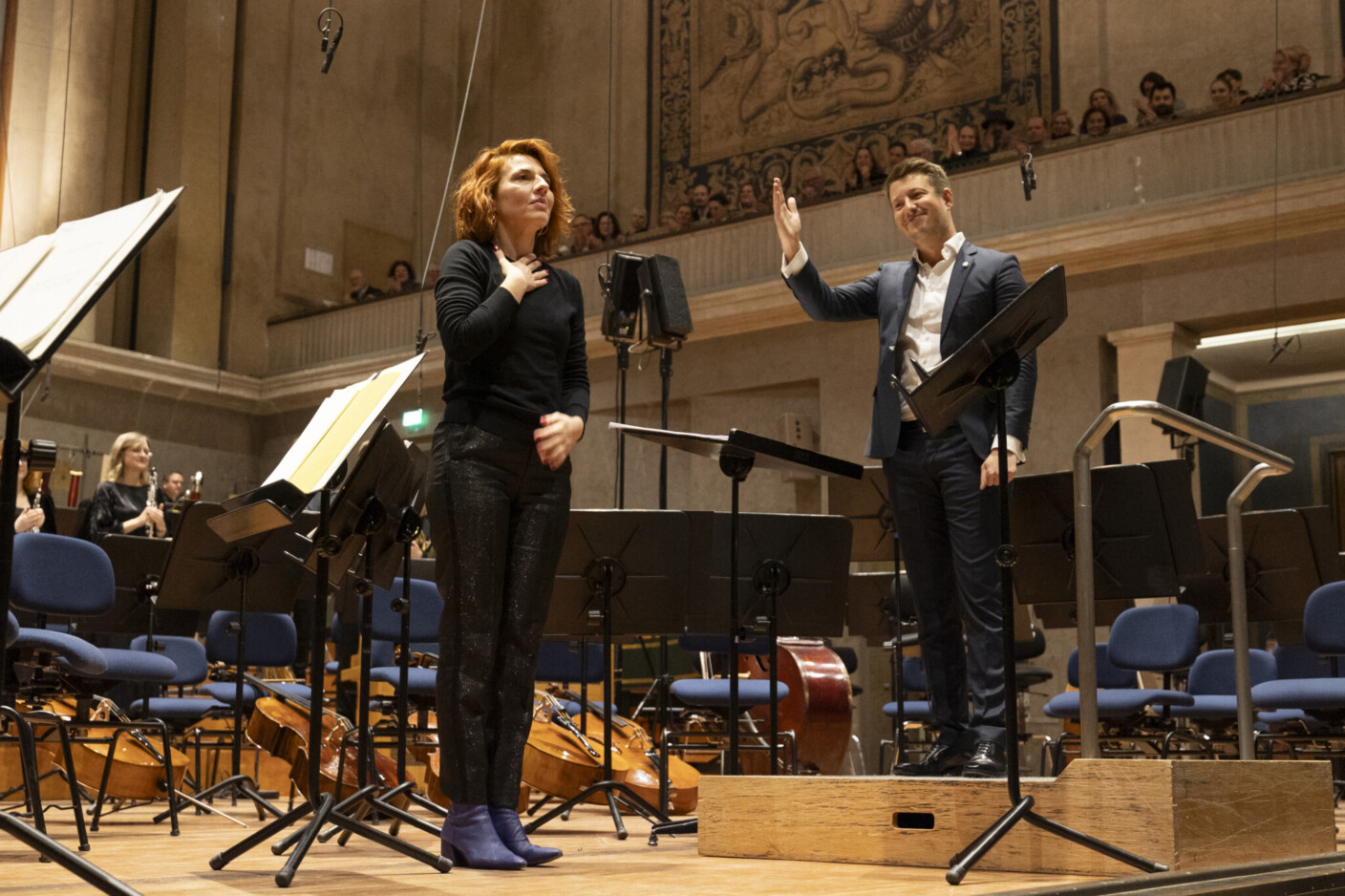 Komponistin Milica Djordjević und Dirigent Duncan Ward im Münchner Herkulessaal