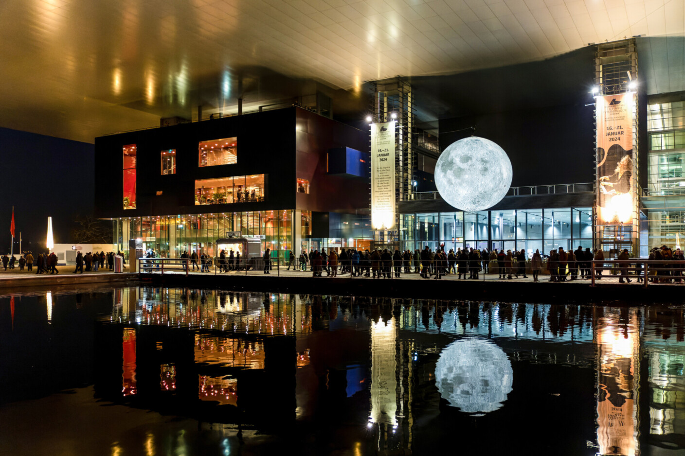 Stimmungsvolle Lichtkunst: „The Museum of the Moon“ am KKL Luzern