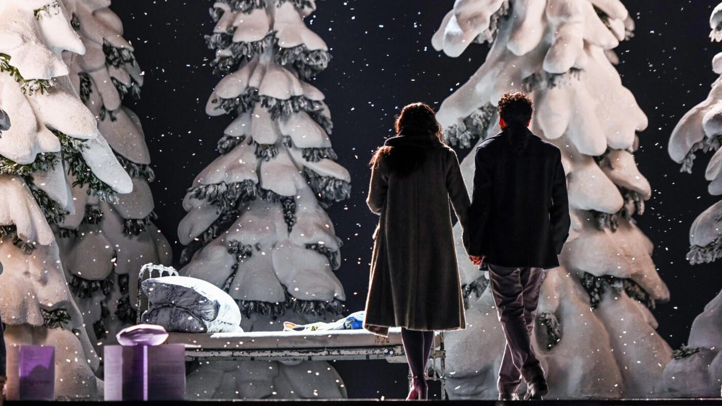 Winterzauber überall – wie hier in „La bohème“ an der Oper Zürich