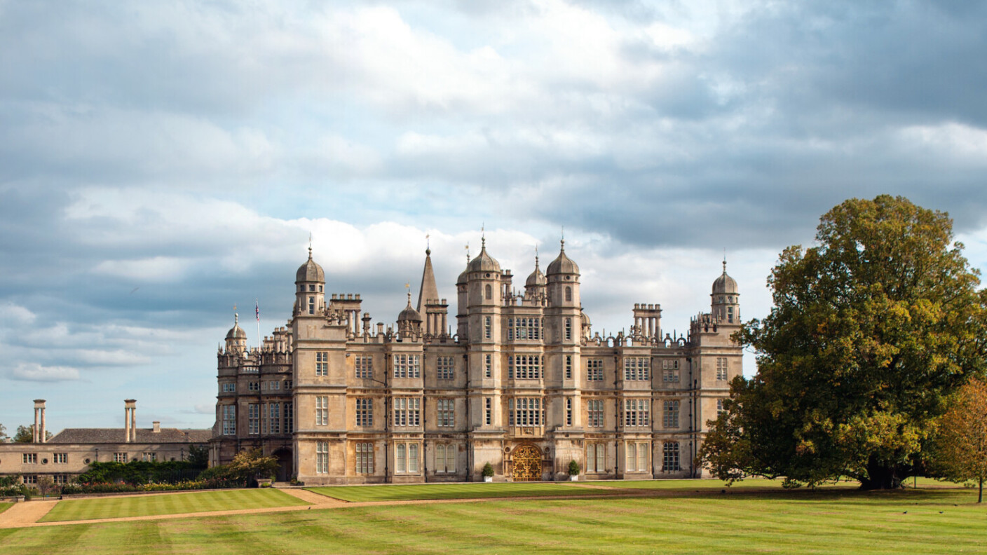 Glänzende Fassaden wie die des Burghley House verhüllen oft Abgründe, die reichlich Stoff für Opern liefern können